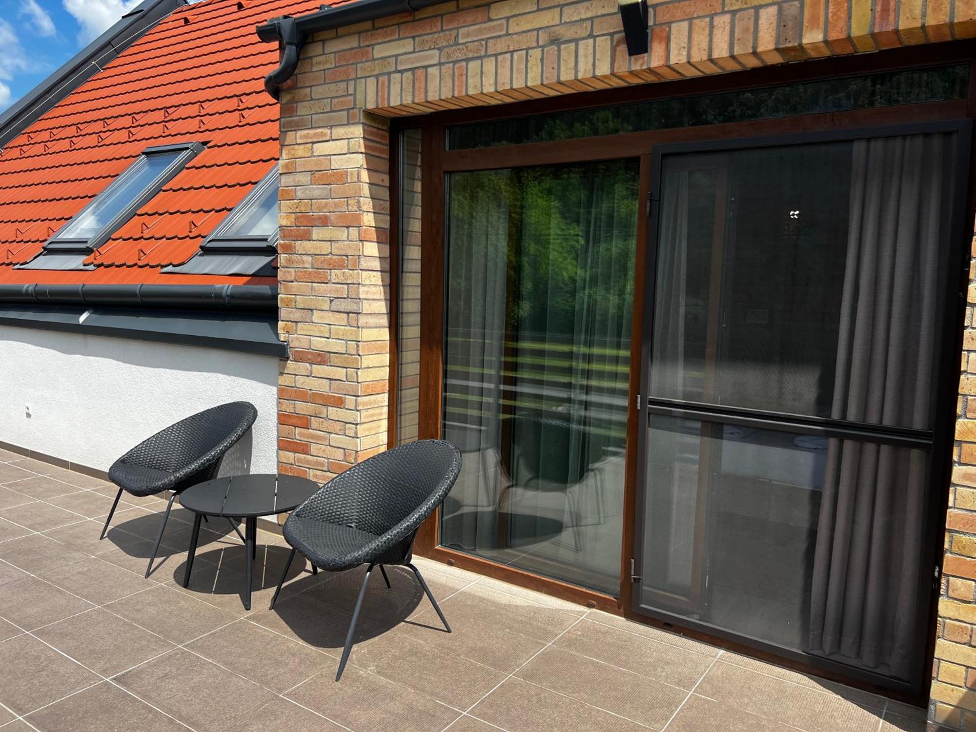 Dreko Panzio & Borbisztro Bed & Breakfast Gyorujbarat Exterior photo