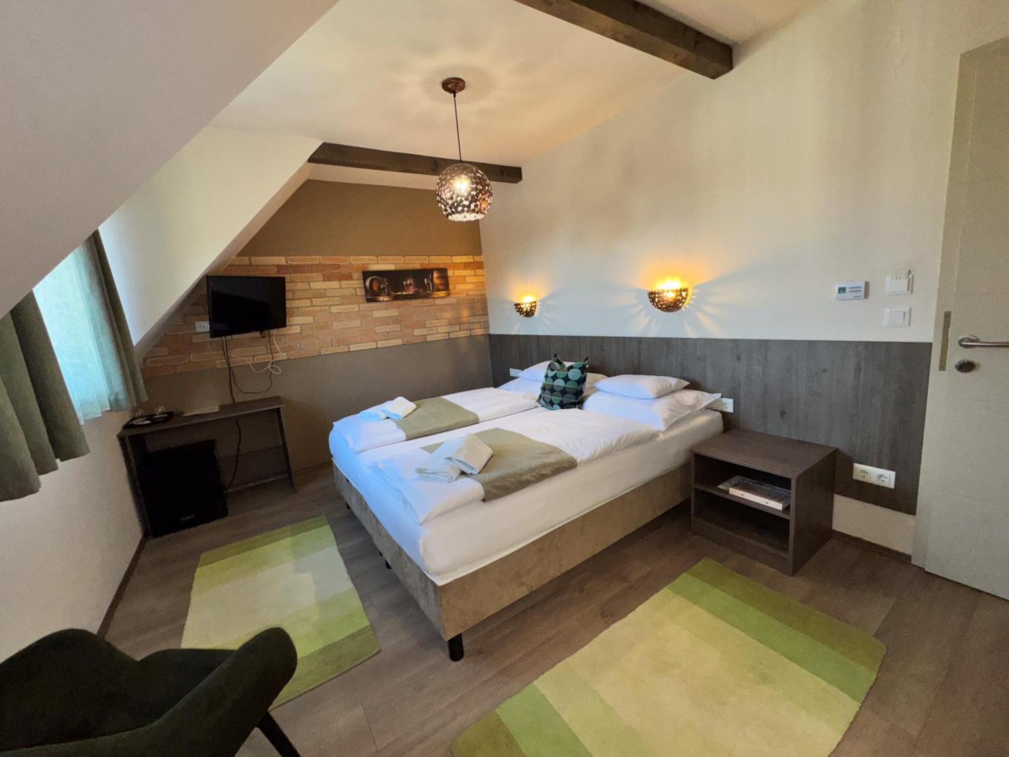 Dreko Panzio & Borbisztro Bed & Breakfast Gyorujbarat Exterior photo