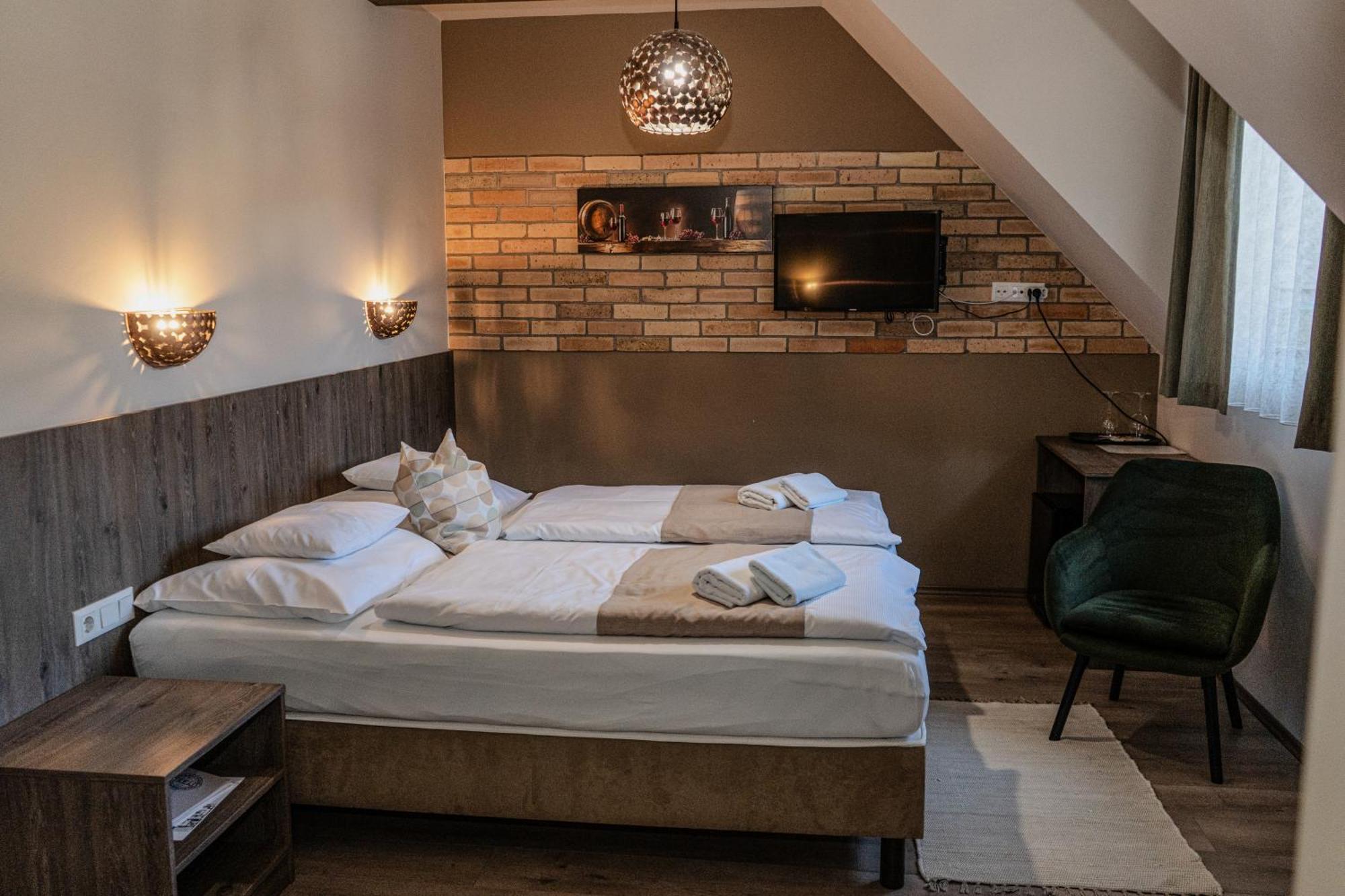 Dreko Panzio & Borbisztro Bed & Breakfast Gyorujbarat Exterior photo
