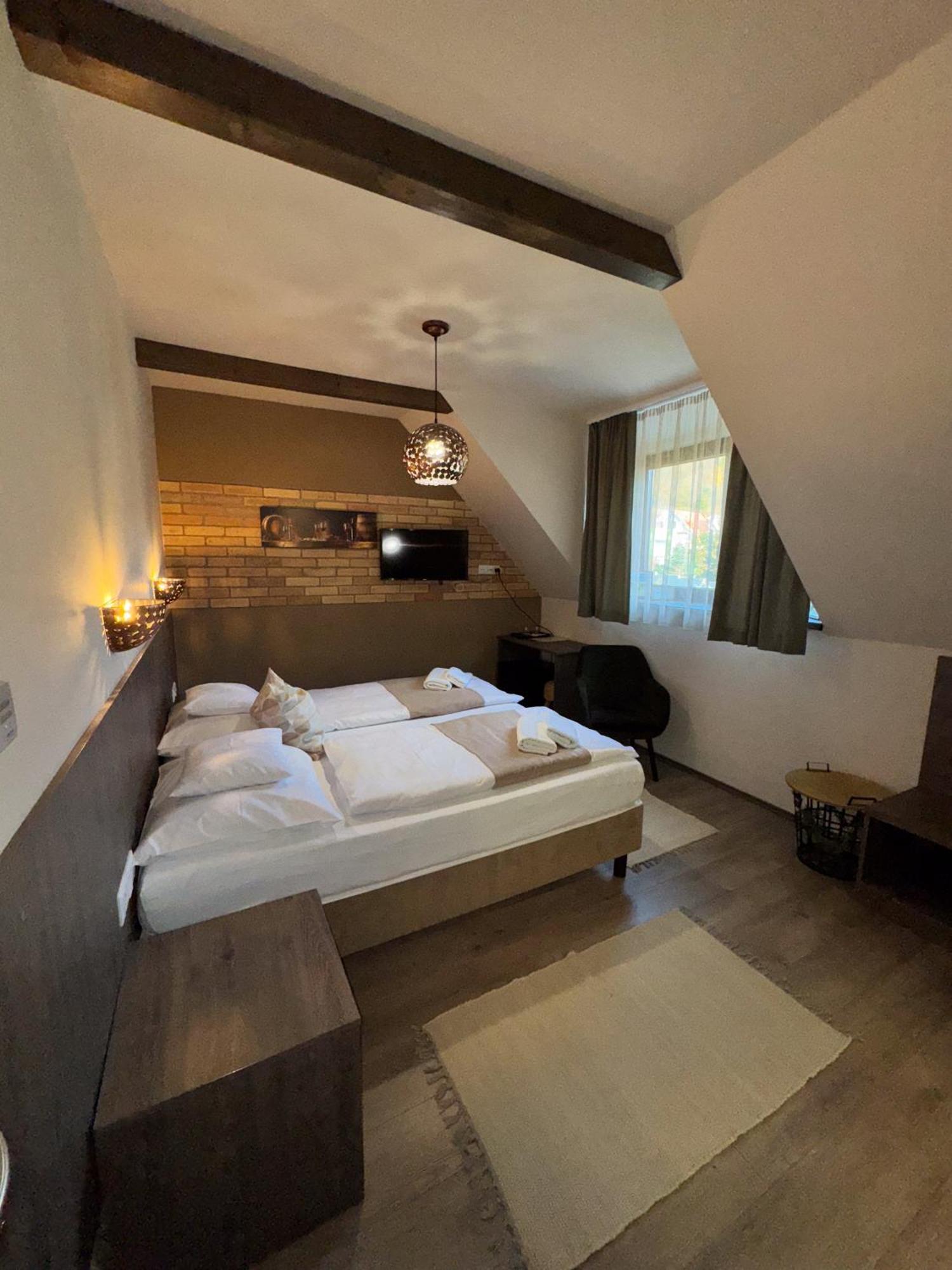 Dreko Panzio & Borbisztro Bed & Breakfast Gyorujbarat Exterior photo