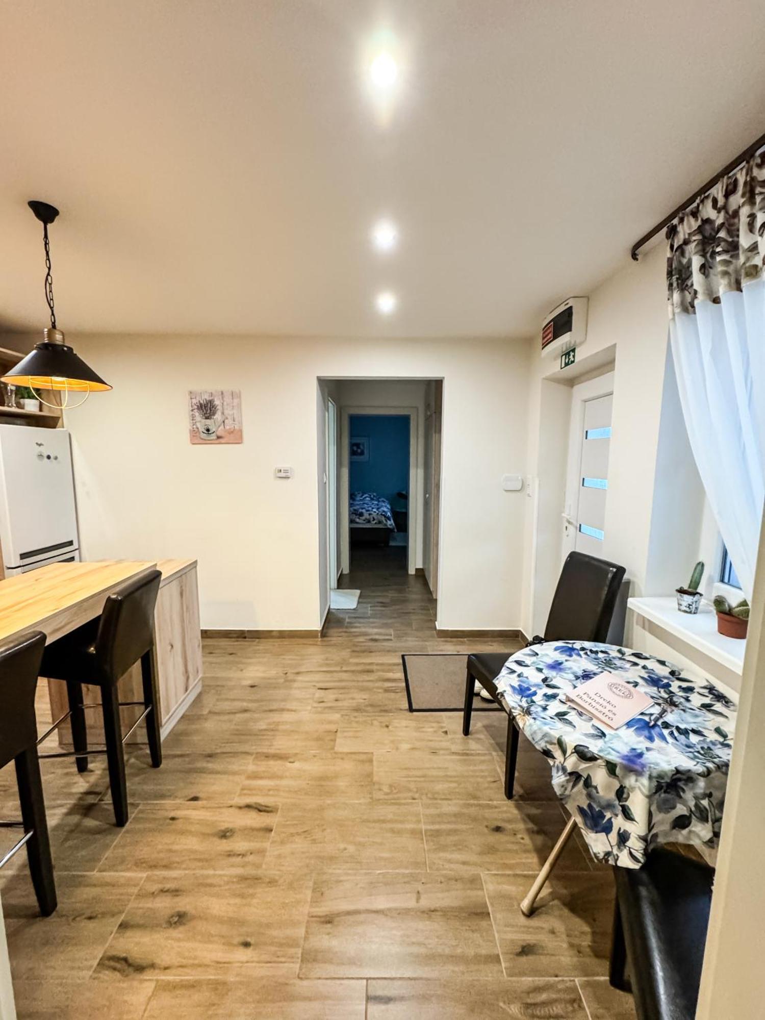 Dreko Panzio & Borbisztro Bed & Breakfast Gyorujbarat Exterior photo